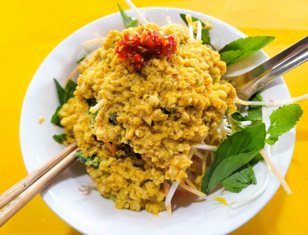 Bol de bun ken garni d'herbes fraîches à Phu Quoc