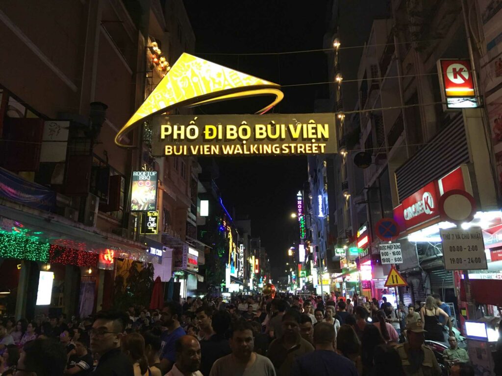 Arche lumineuse de la rue piétonne Bui Vien illuminée la nuit à Ho Chi Minh-Ville