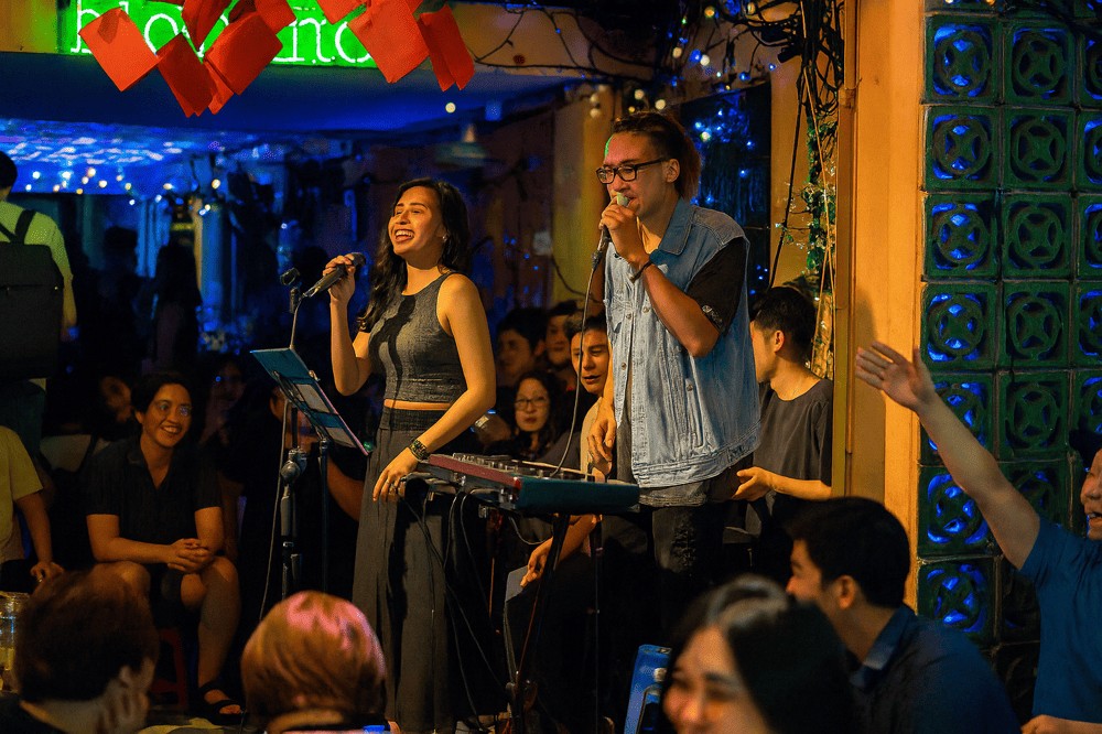 Duo de chanteurs se produisant en live dans un bar de la rue Bui Vien