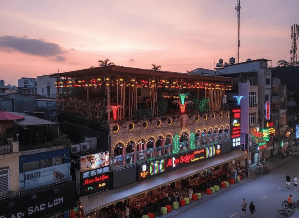 Bar rooftop illuminé au coucher du soleil près de la rue Bui Vien