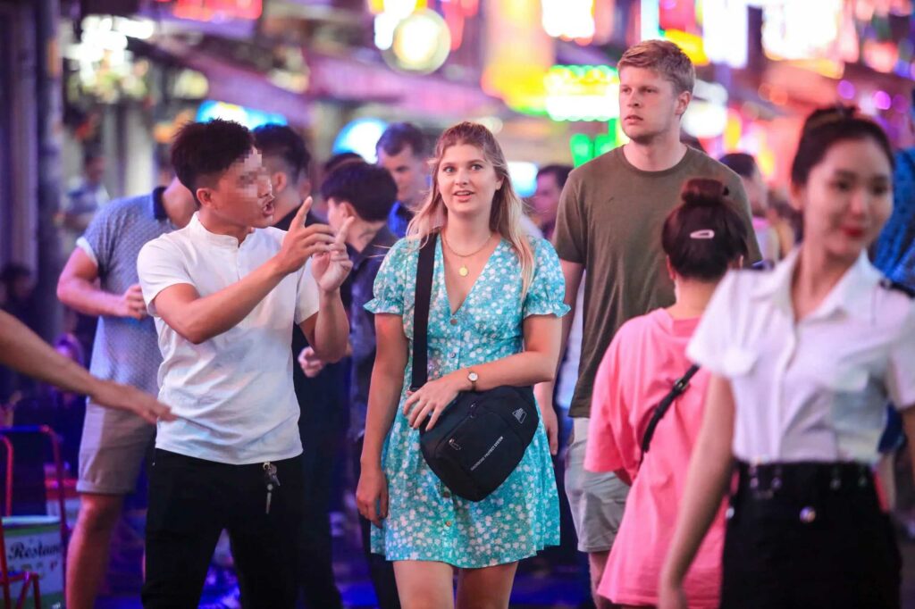 Vendeurs de rue proposant des boissons aux touristes sur la rue Bui Vien