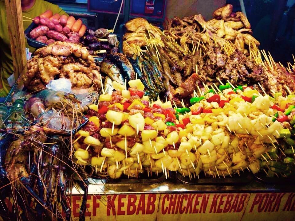 Étal de brochettes de viande et fruits de mer grillés près de la rue Bui Vien