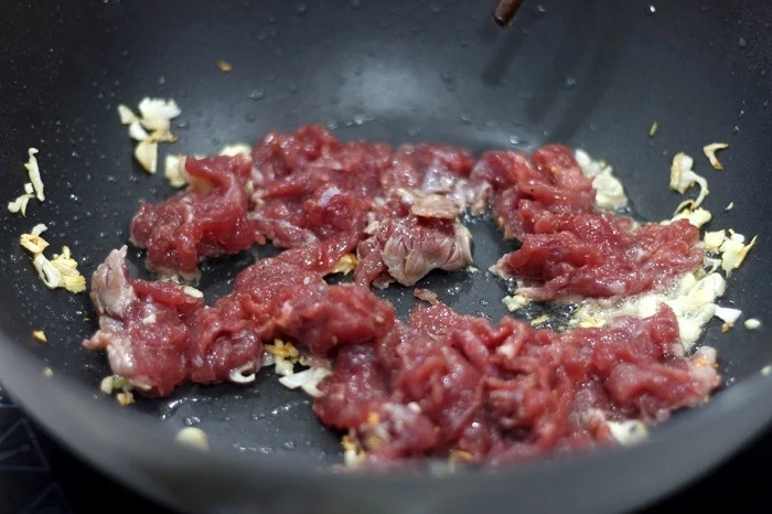 Bœuf mariné sauté à la poêle pour ce plat de vermicelles vietnamien