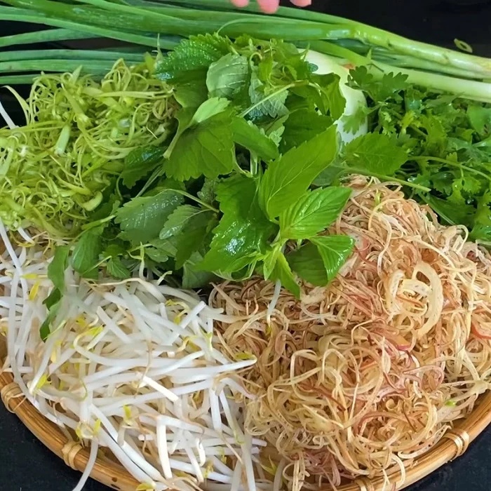 Vermicelles de riz, herbes fraîches et échalotes frites, ingrédients essentiels de la recette