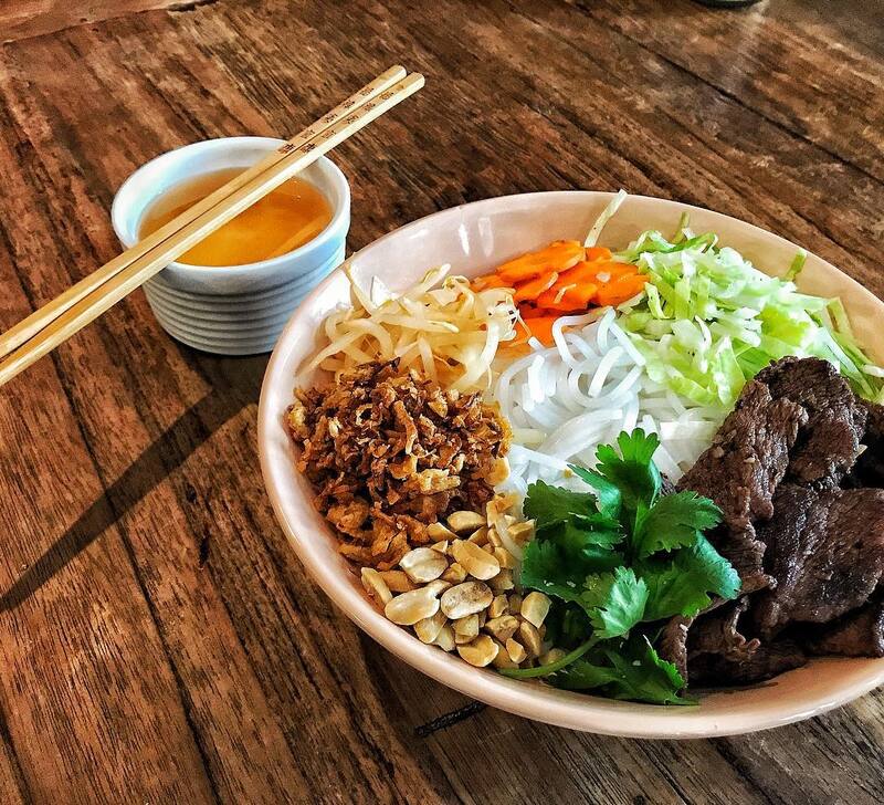Bol de bun bo Nam Bo garni de bœuf, carottes, pousses de soja et sauce nuoc mam à part