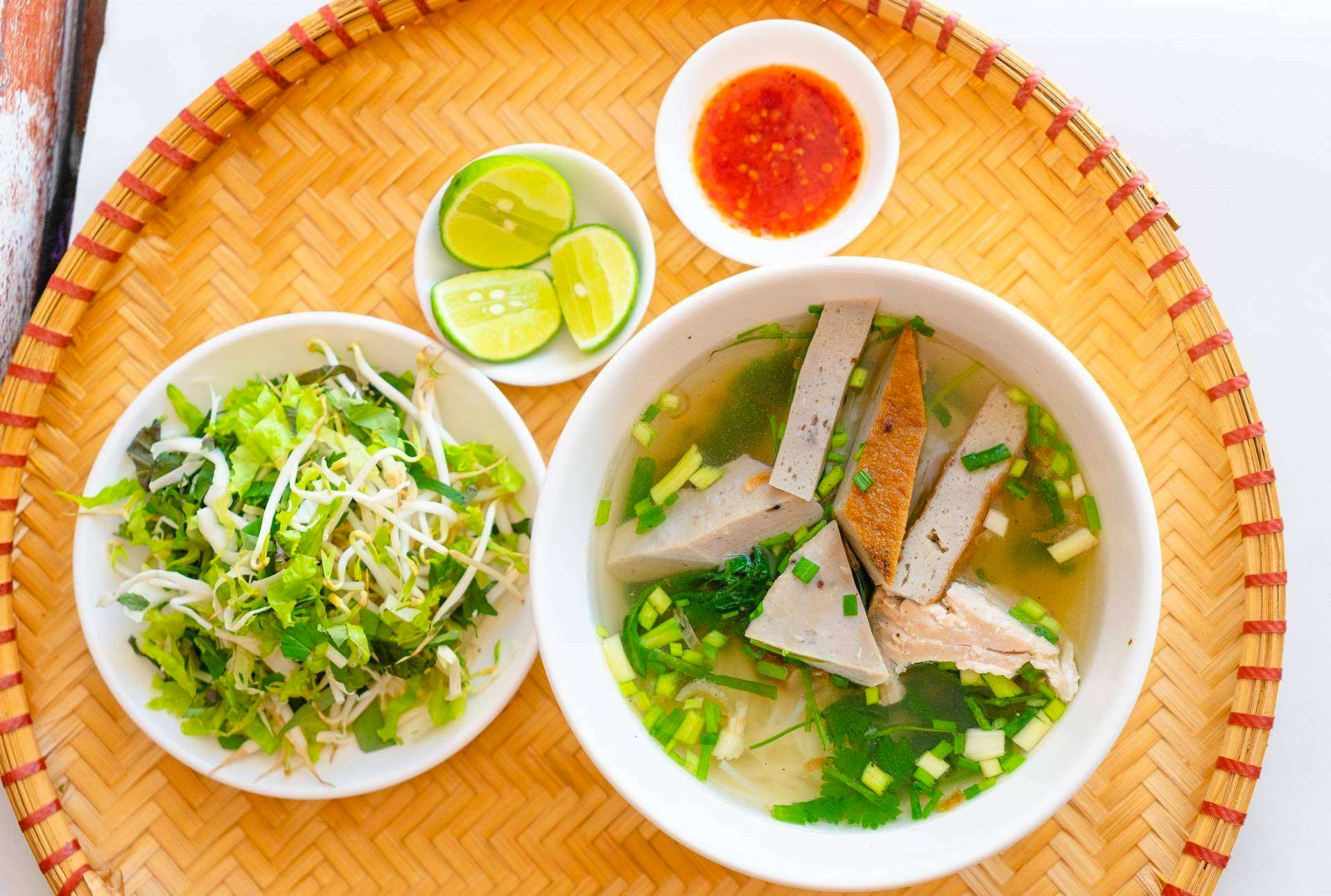 Bun ca Nha Trang, soupe de poisson claire avec cha ca et herbes fraiches, plat de petit-dejeuner emblematique