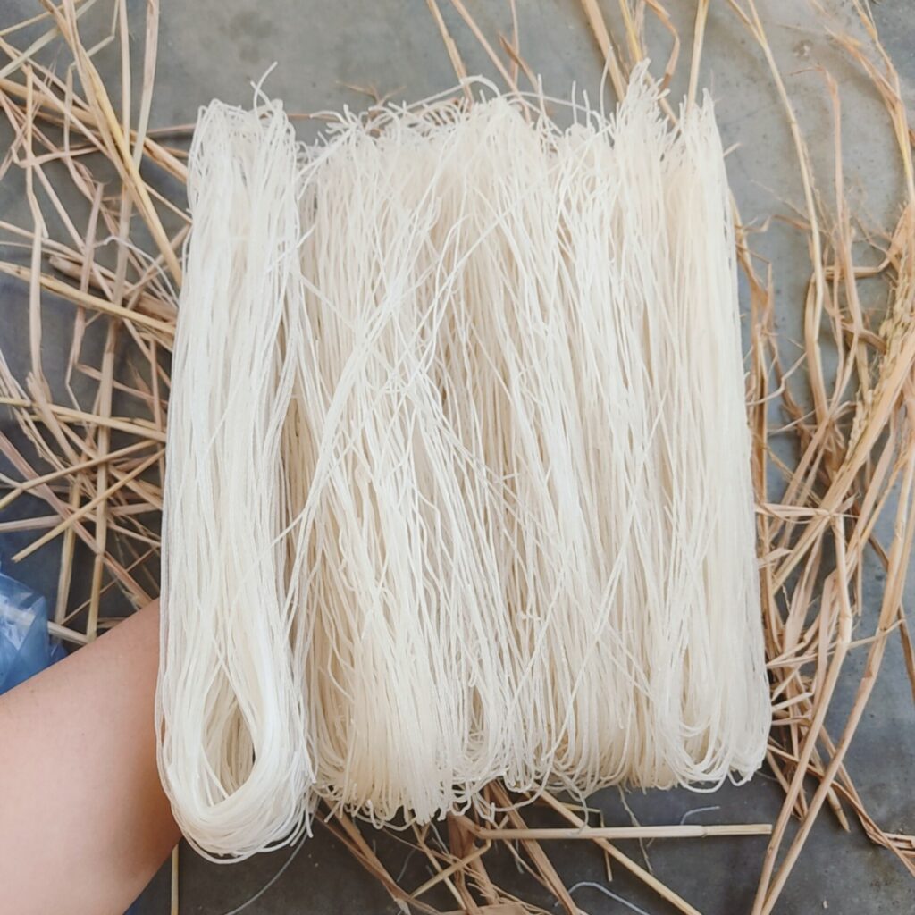 Vermicelles de riz secs, faciles à trouver dans les épiceries asiatiques