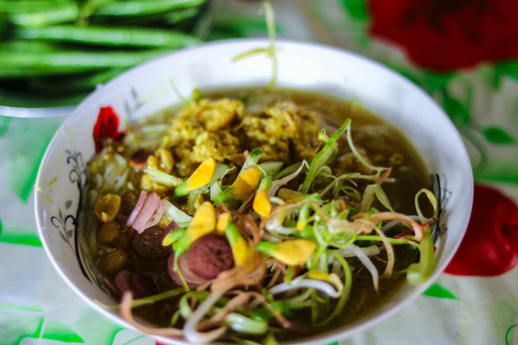 Bún num bò chóc, soupe de nouilles cambodgienne servie au marché de Ho Thi Ky
