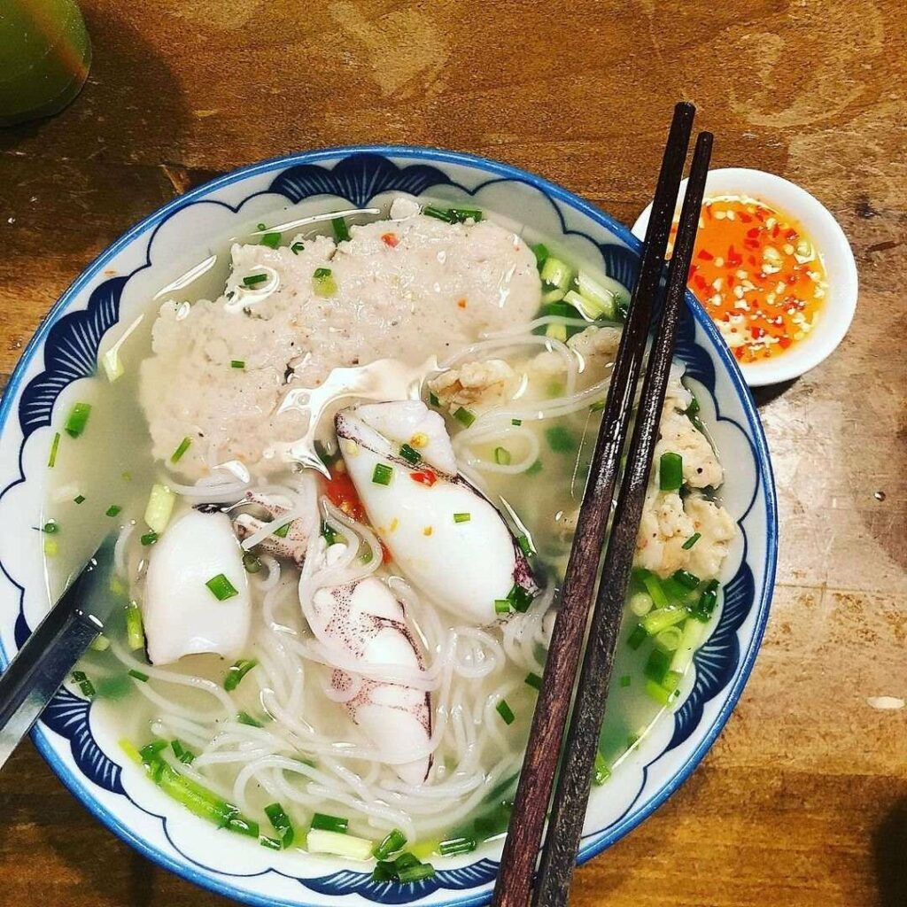 Bol de bun quay à Phu Quoc avec calmar frais et pâté de poisson