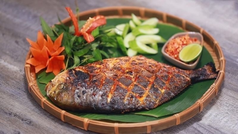 Ca mu nuong moi, poisson mulet grillé entier à Phu Quoc