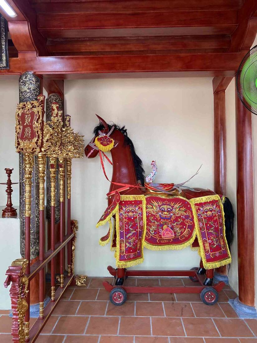 Cheval sacré, animal lié aux héros dans le culte des animaux au Vietnam