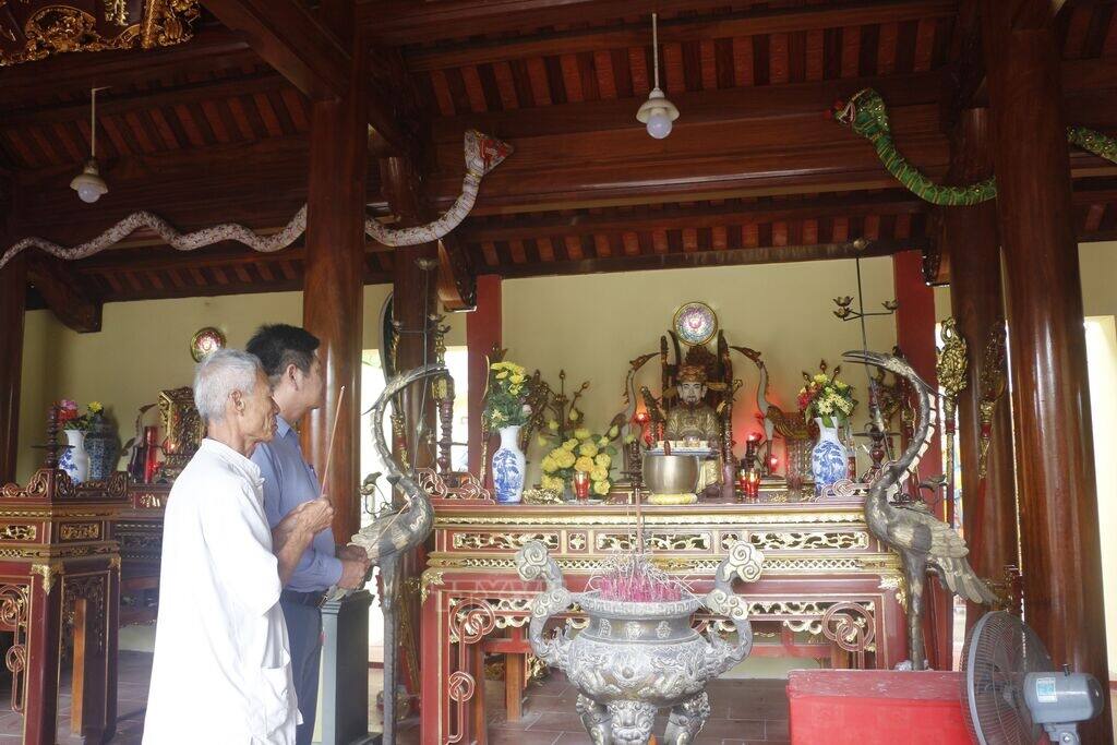 Autel dédié au serpent, animal sacré du culte des animaux au Vietnam
