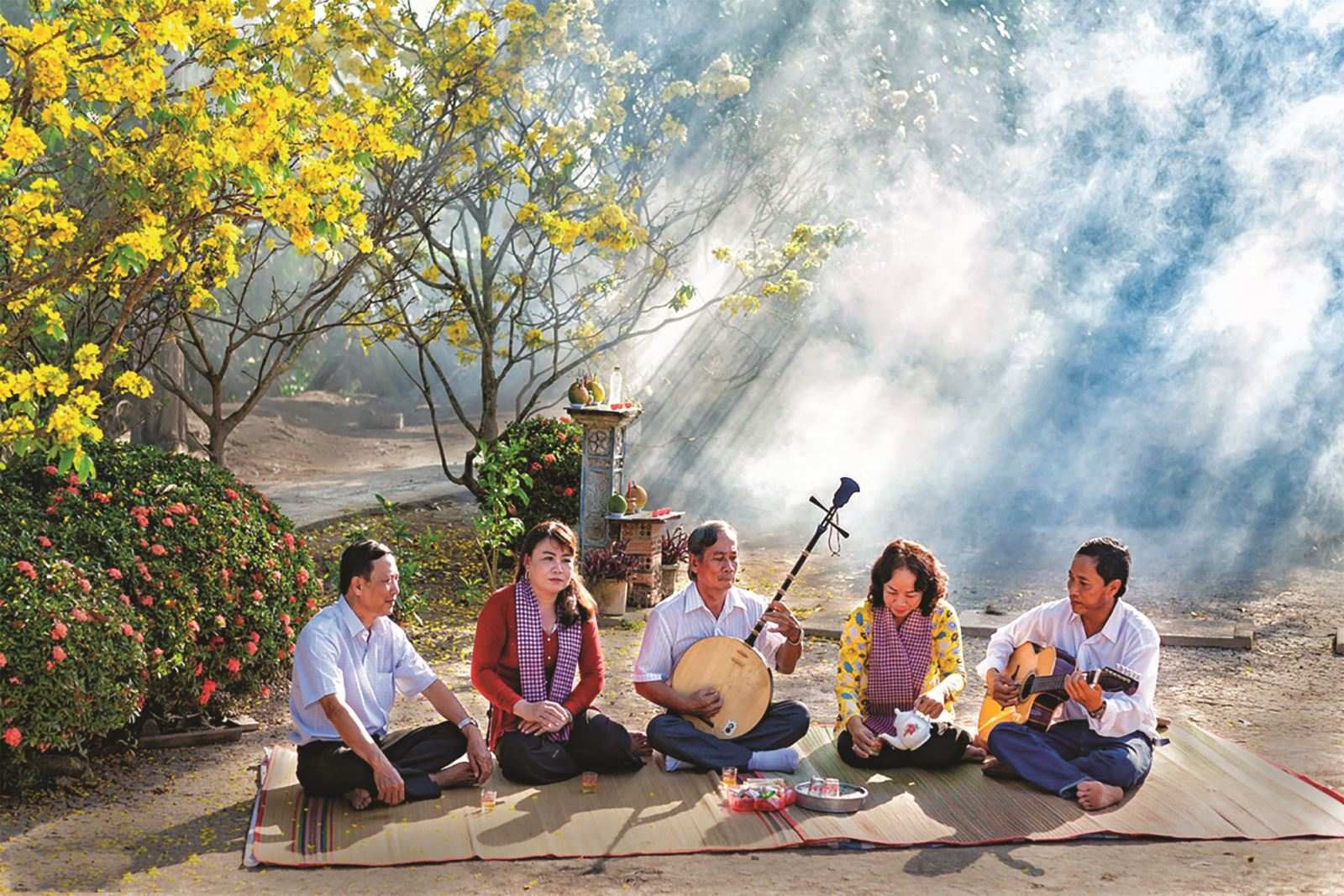 Musiciens de don ca tai tu jouant dans un jardin du Sud du Vietnam