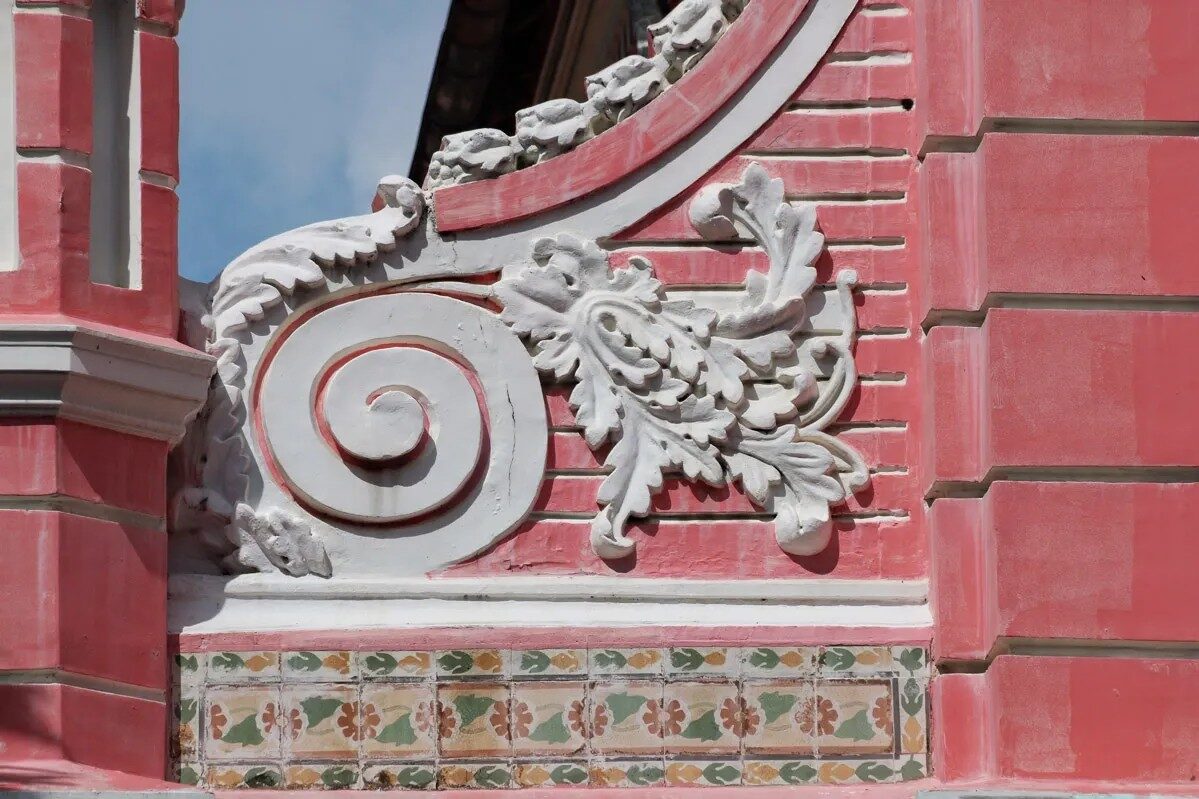 Détail sculpté en stuc de la façade rose de l'église Tan Dinh