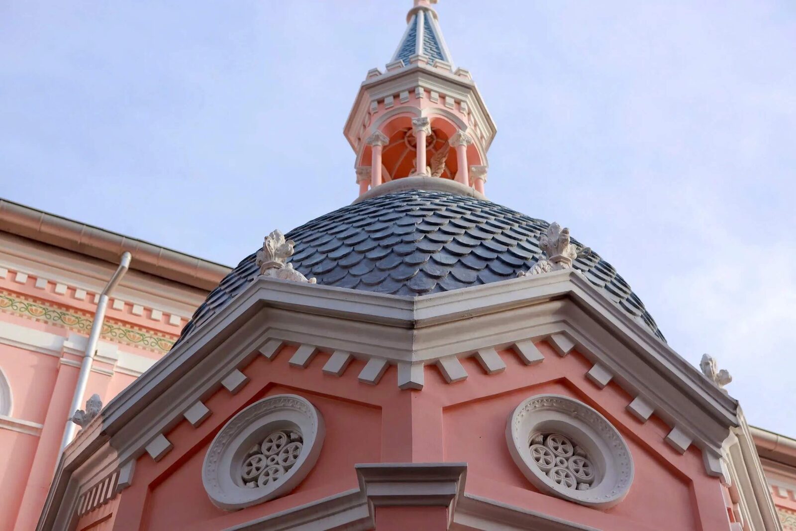 Dôme octogonal en écailles d'une tour secondaire de l'église Tan Dinh