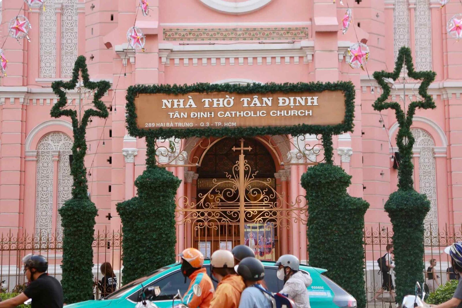 Entrée de l'église Tan Dinh décorée pour Noël avec étoiles et guirlandes