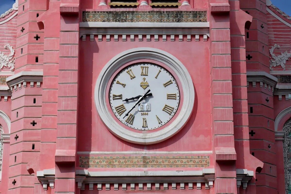 Horloge de la tour principale de l'église Tan Dinh à Saigon