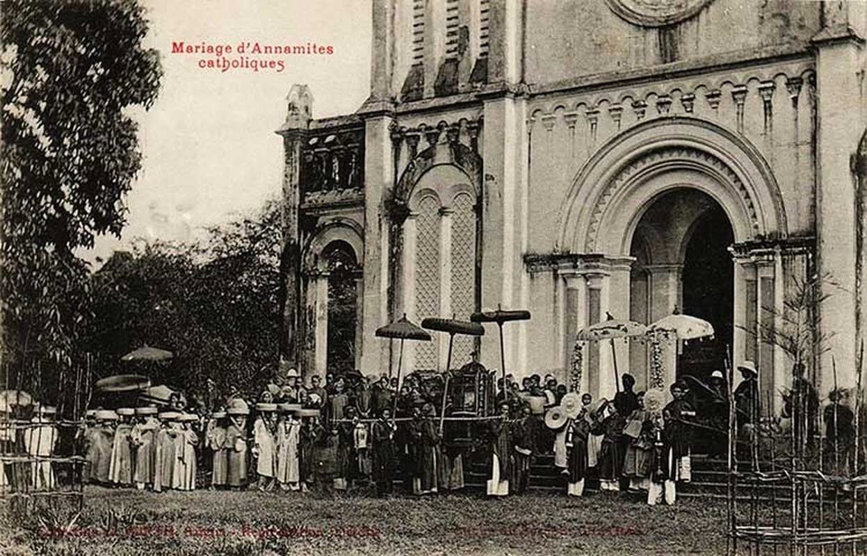 Carte postale ancienne d'un mariage annamite catholique devant l'église Tan Dinh