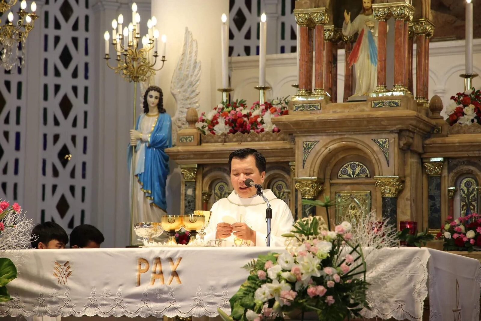 Célébration d'une messe devant l'autel de l'église Tan Dinh à Saigon