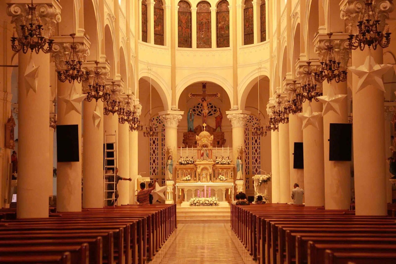 Nef de l'église Tan Dinh avec ses colonnes gothiques et son autel principal
