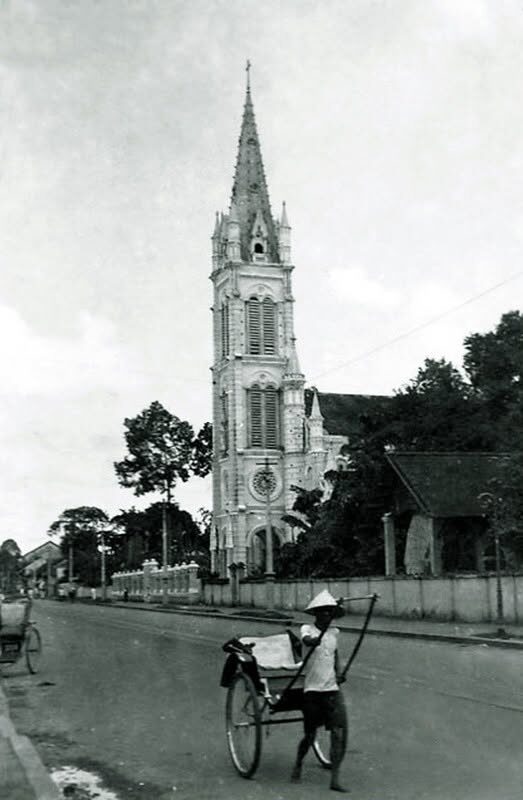 Cyclo-pousse devant le clocher de l'église Tan Dinh sur une photo ancienne de Saigon