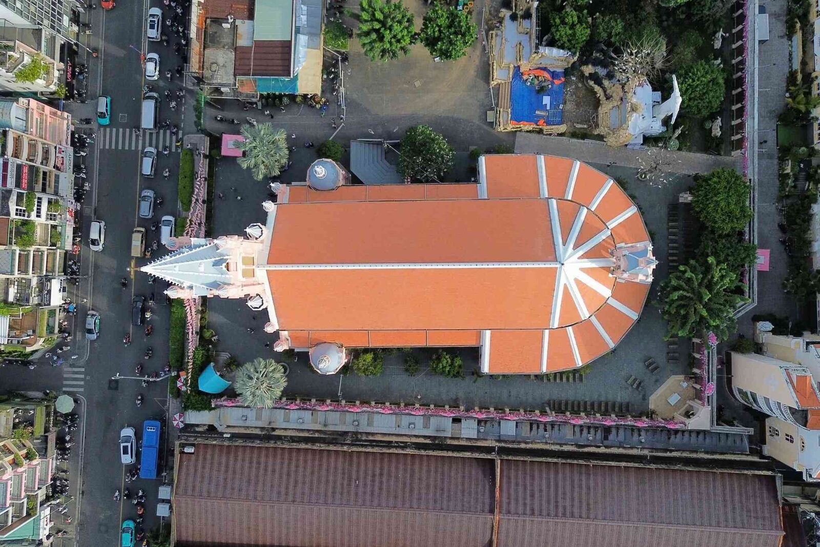 Vue aérienne de l'église Tan Dinh et de son quartier résidentiel à Ho Chi Minh-Ville