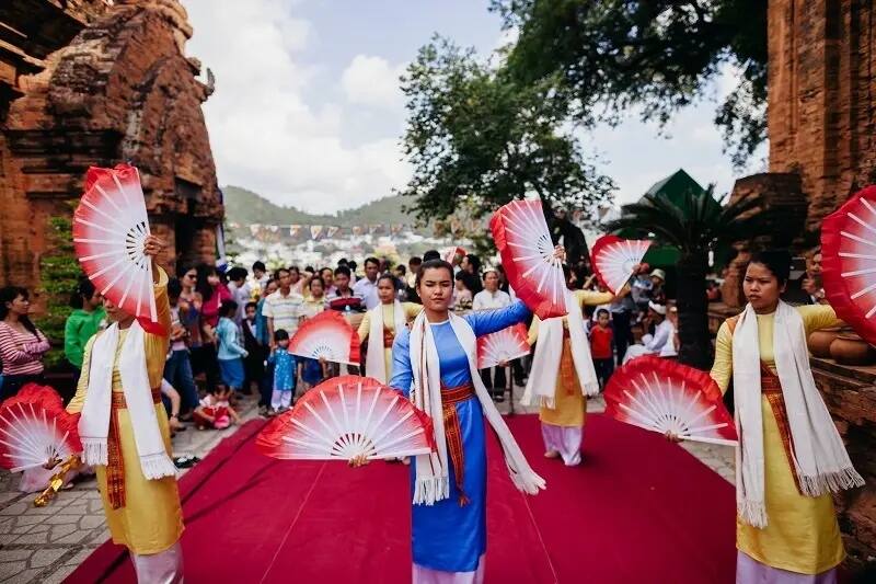 Danseuses en costume traditionnel lors du festival des tours Po Nagar