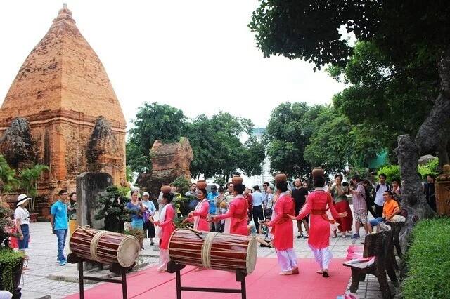 Percussionnistes jouant du tambour traditionnel lors du festival de Po Nagar