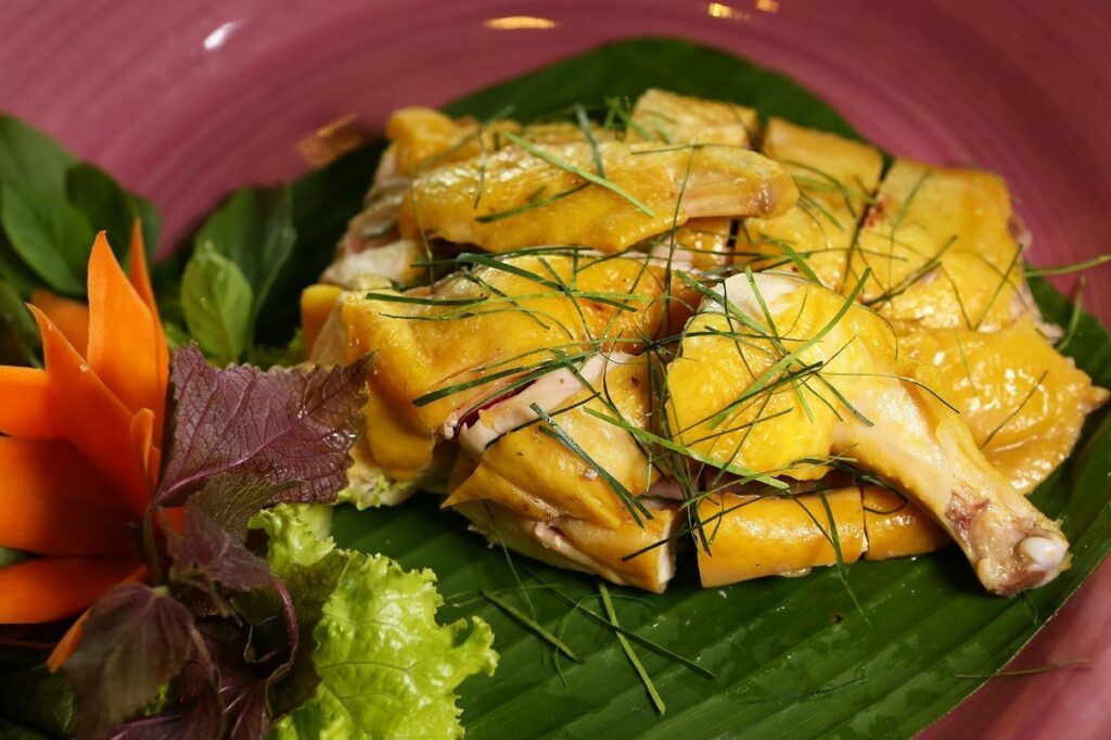 Ga ray, poulet fermier de Phu Quoc découpé et présenté sur feuille de bananier