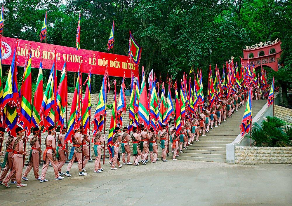 Procession de bannières colorées lors de Giỗ Tổ Hùng Vương au temple des Rois Hùng