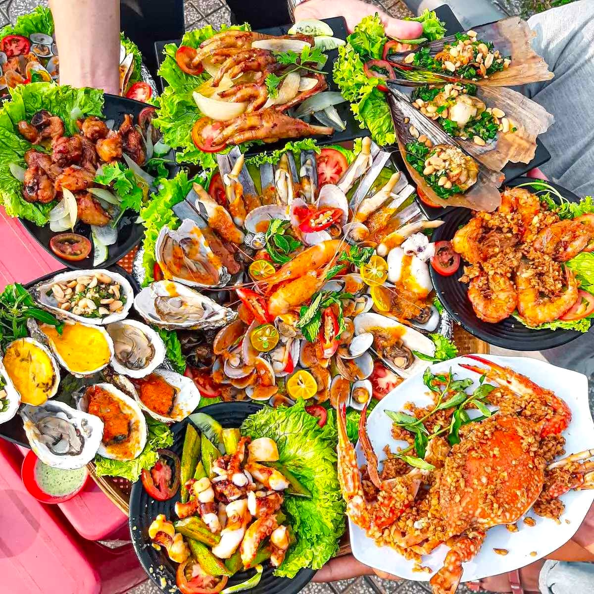Fruits de mer frais de Nha Trang, langoustes, crabes et calamars grilles servis dans un restaurant en bord de mer