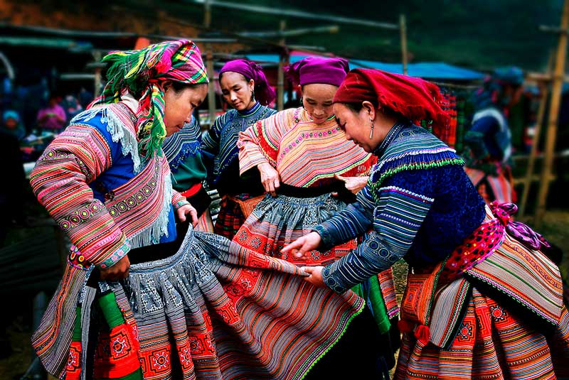Femmes de l'ethnie Hmong en costume traditionnel coloré et brodé