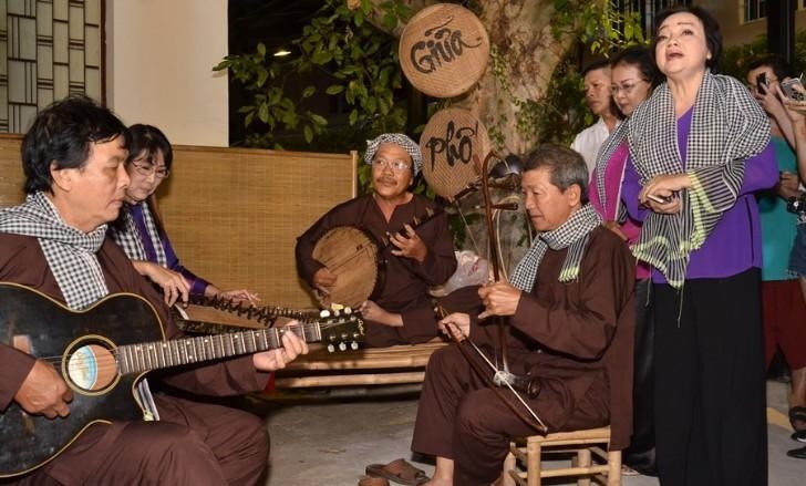 Performance de chant ho en plein air dans le Centre du Vietnam