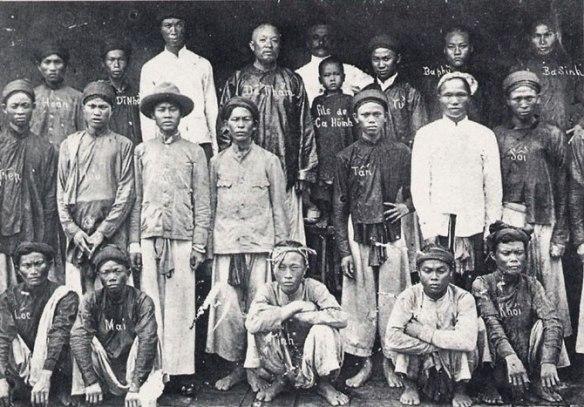 Photographie d'archive d'une communauté chrétienne vietnamienne au début du XXe siècle