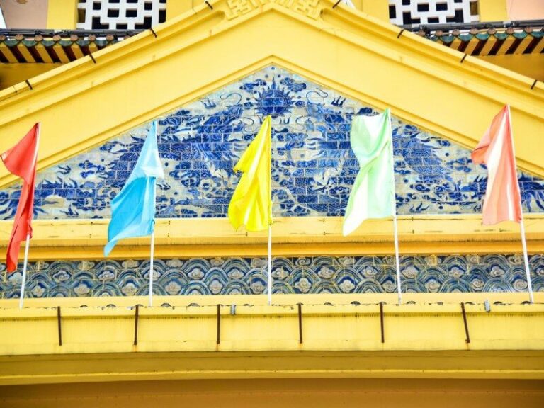 Détail du fronton du marché de Binh Tay orné de mosaïques et de drapeaux colorés