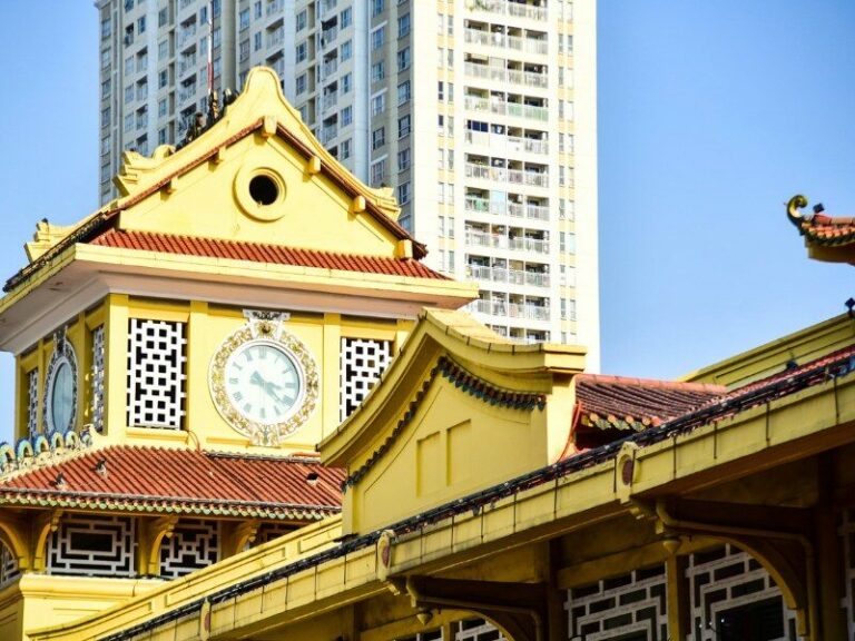 L'horloge emblématique surmontant l'entrée principale du marché de Binh Tay