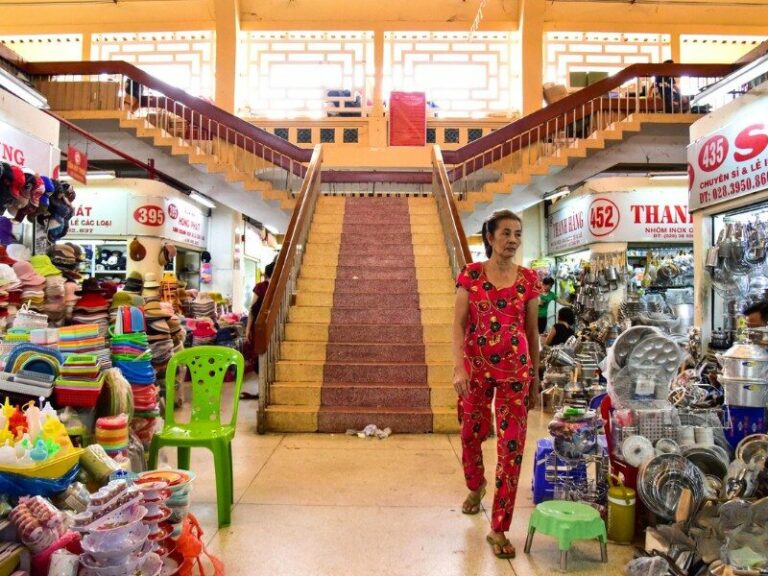 Escalier intérieur de la halle centrale du marché de Binh Tay