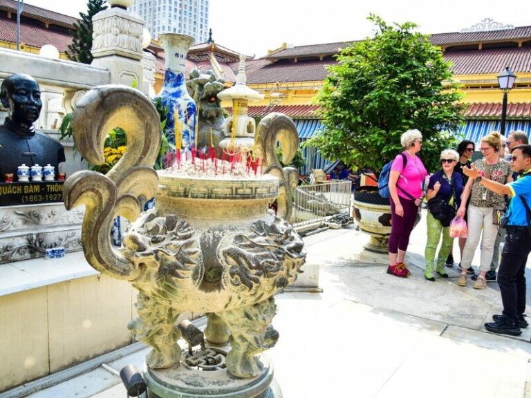 Brûle-encens en bronze orné de dragons dans la cour intérieure du marché de Binh Tay