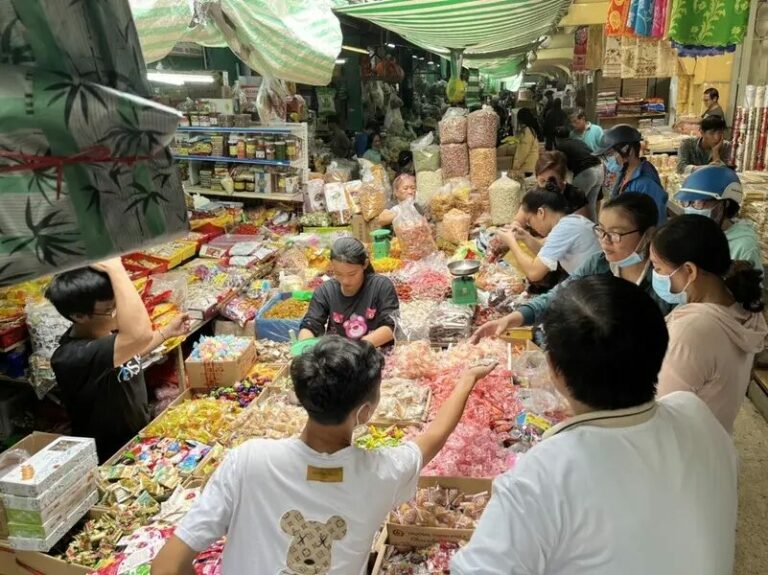Étal de produits secs et d'épices au marché de Binh Tay