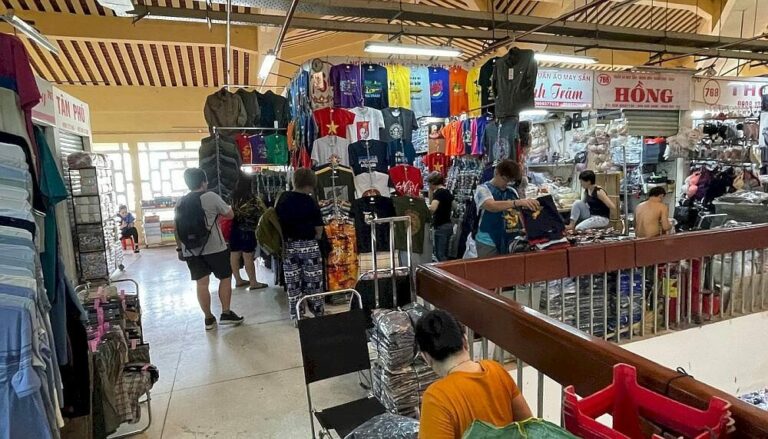 Étal de vêtements à l'étage du marché de Binh Tay