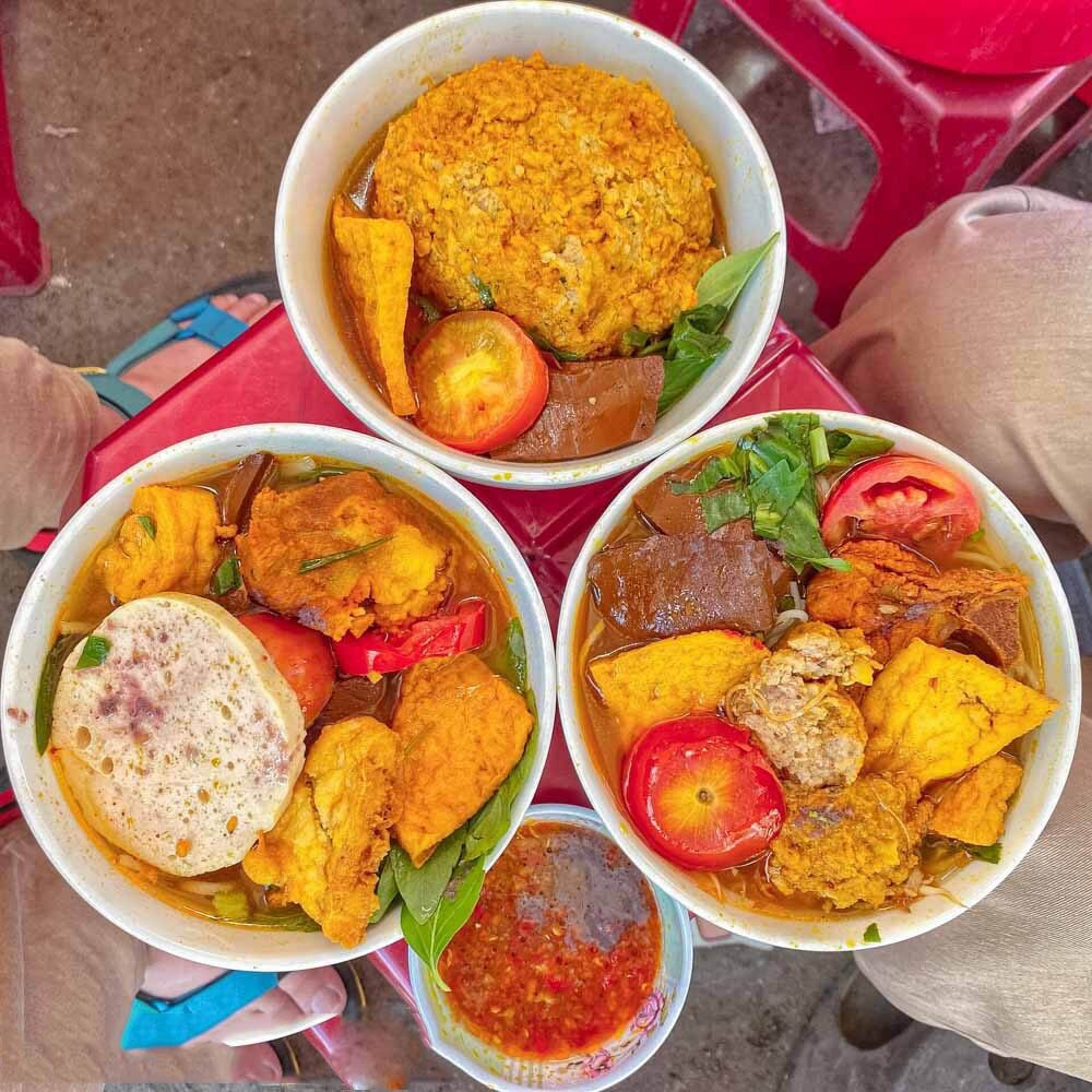 Bols de pha lau, ragoût d'abats aux cinq épices, spécialité du marché de Binh Tay