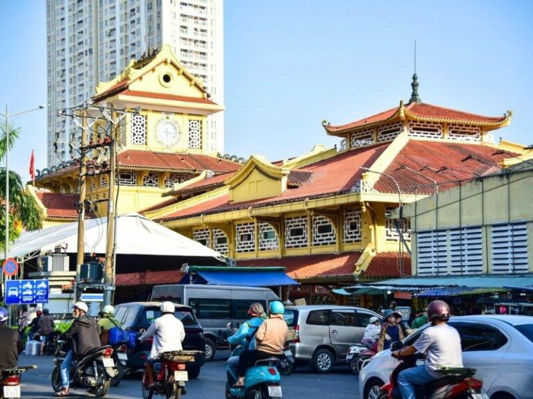 Façade du marché de Binh Tay vue depuis la rue, avec la circulation animée de Cholon