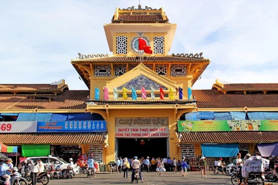 Façade principale du marché de Binh Tay avec son horloge emblématique, Cholon, Hô-Chi-Minh-Ville