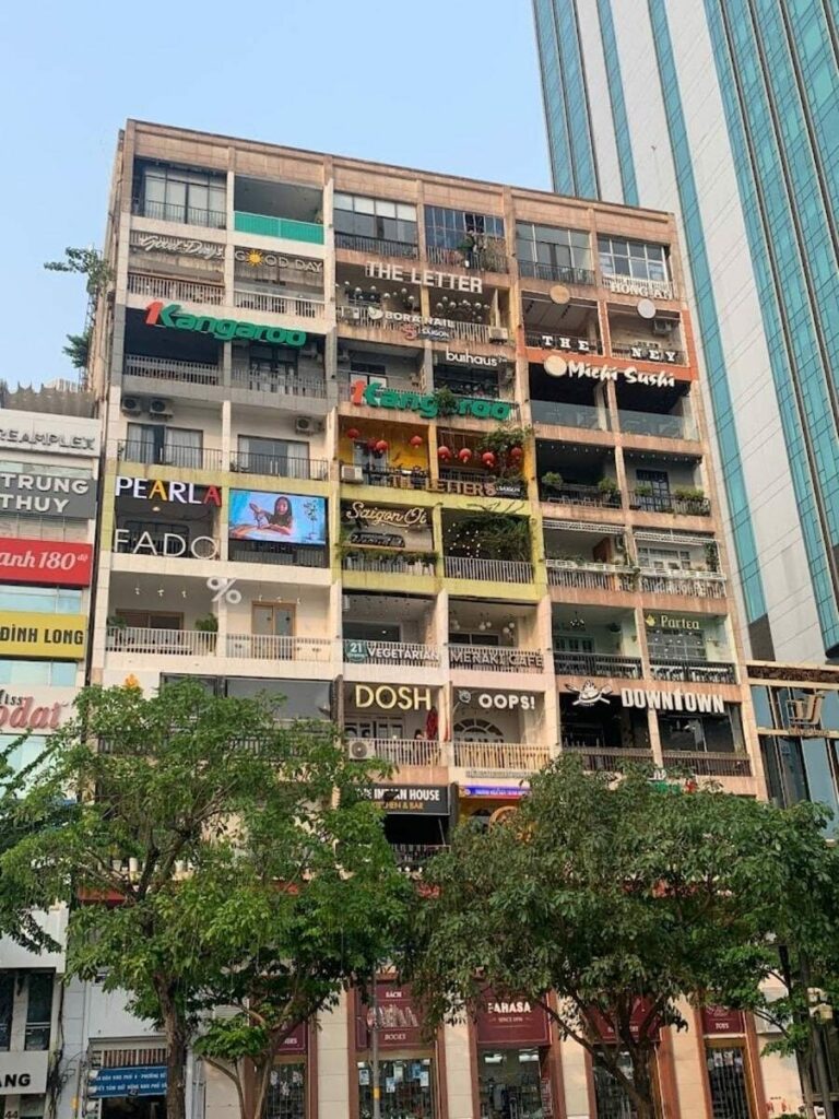 Facade coloree de l'immeuble 42 Nguyen Hue et ses cafes en etage, pres de la rue pietonne Nguyen Hue