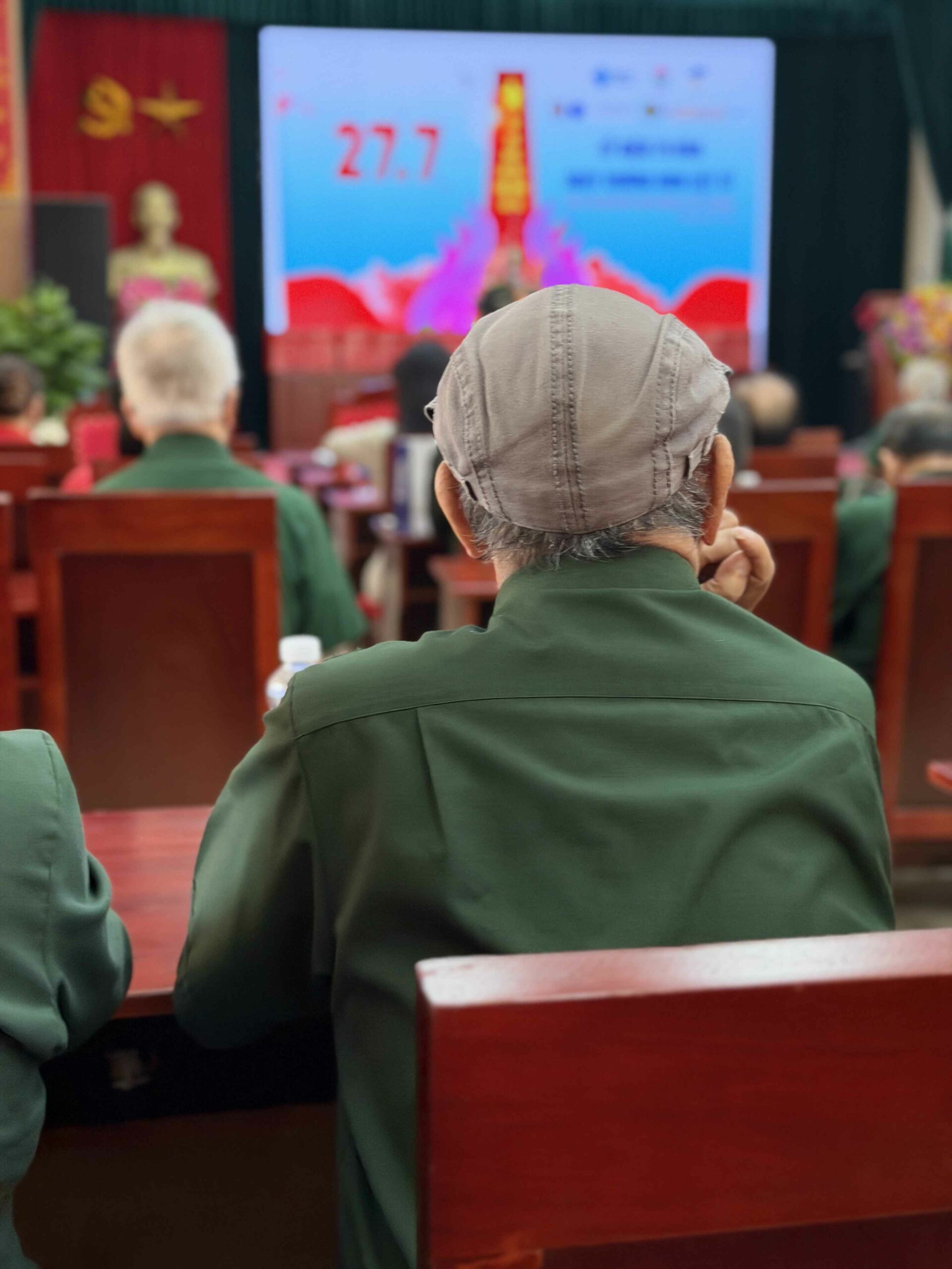 Un ancien combattant du centre de Duy Tiên assiste à la cérémonie du 27 juillet retransmise sur grand écran
