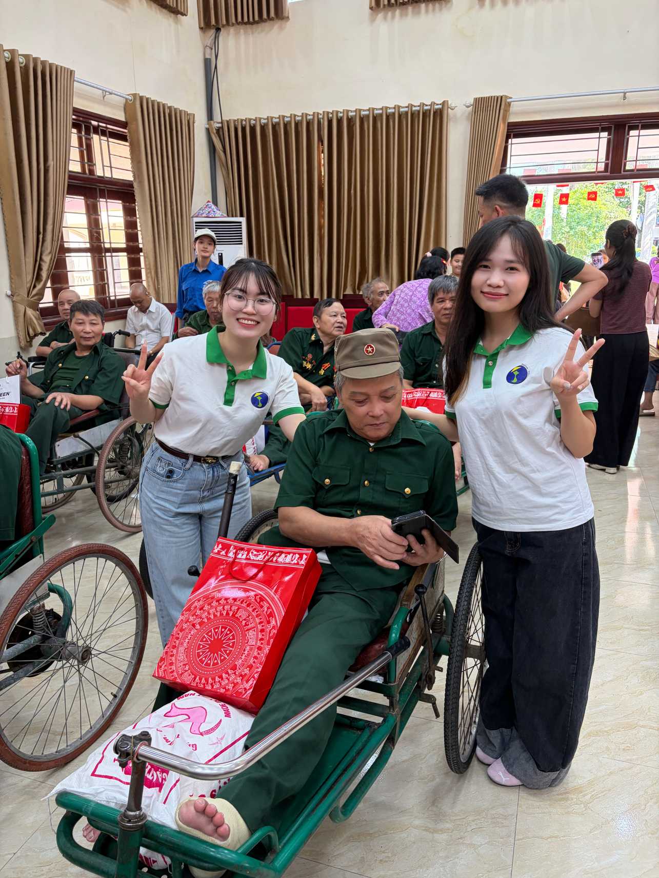 Les bénévoles d'Horizon Vietnam Travel aux côtés d'un ancien combattant lors de la visite du 26 juillet 2026