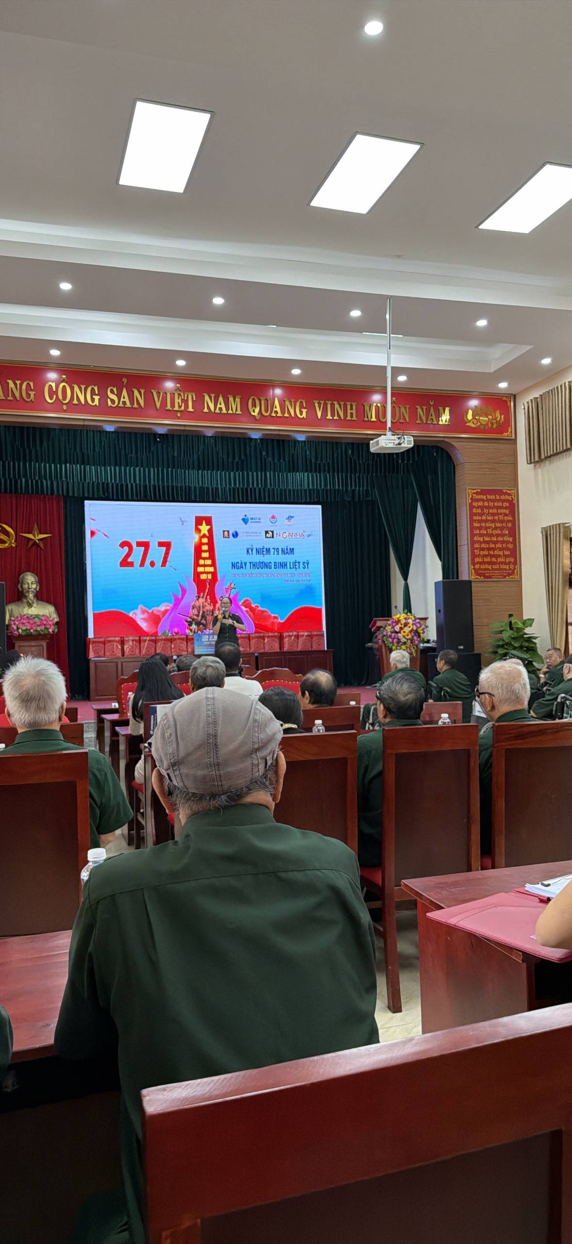Cérémonie de commémoration des 79 ans de la journée des Invalides de guerre et des Martyrs au centre de Duy Tiên, province de Ninh Bình