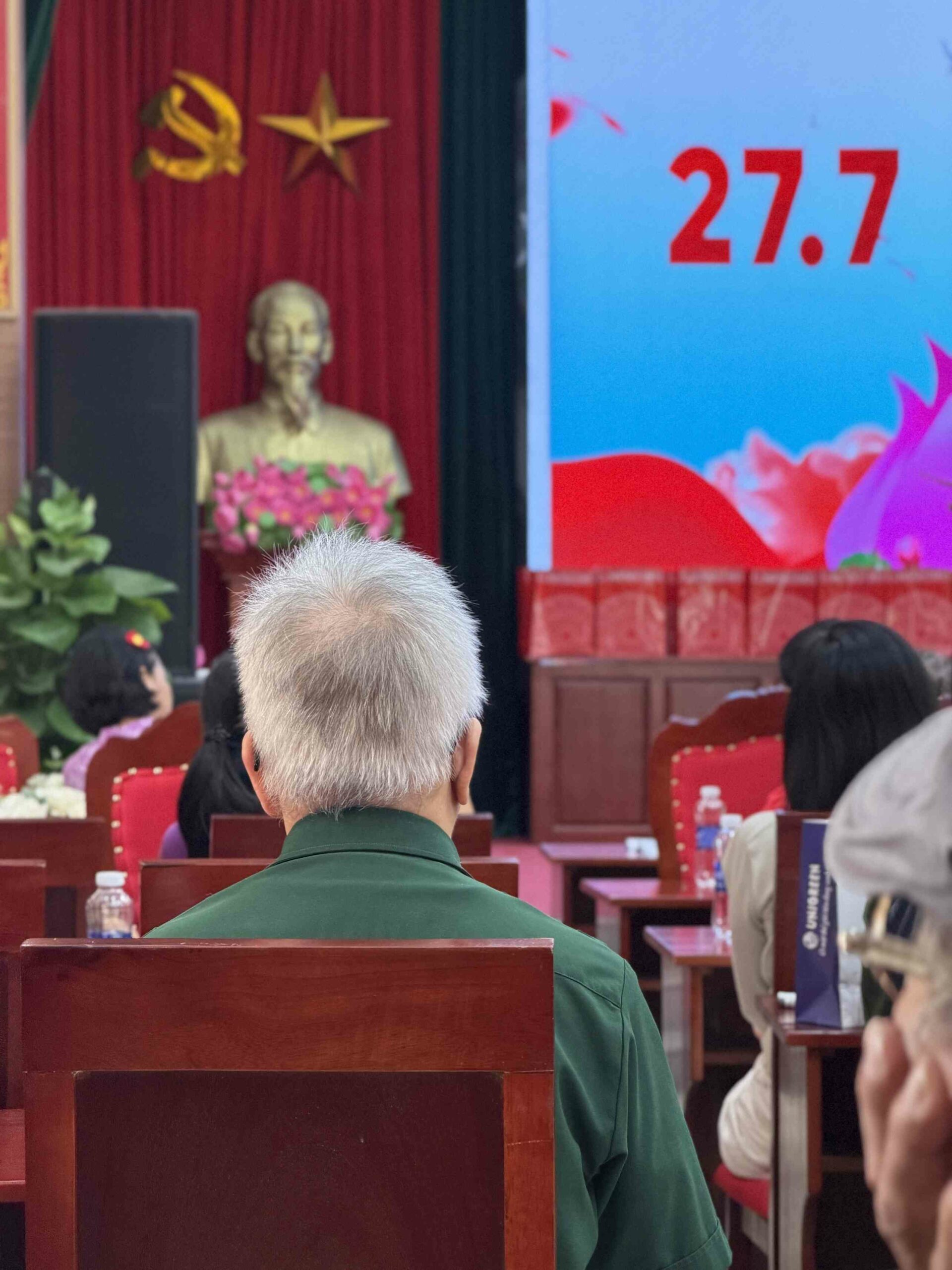 Le buste du Président Hô Chi Minh domine la salle où se déroule la cérémonie du 27 juillet