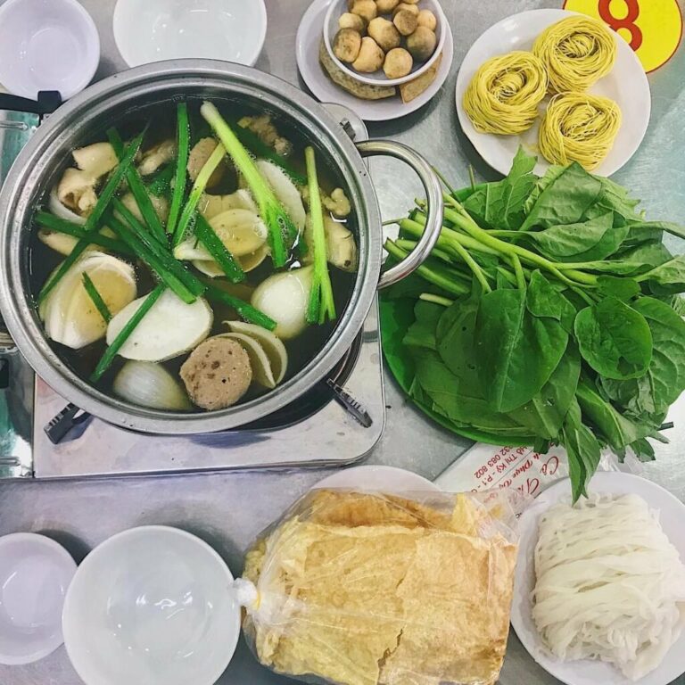 Lẩu bò, fondue au bœuf servie avec légumes et vermicelles au marché de Ho Thi Ky