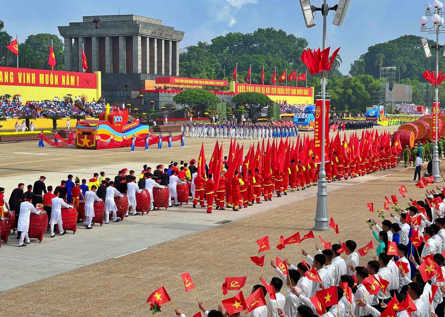 Défilé militaire et civil place Ba Đình à Hanoï pour la Fête nationale du Vietnam